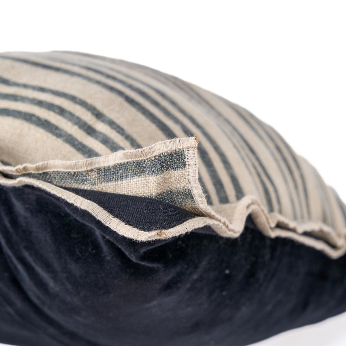 Nordic Stripe pudebetræk - naturlig sort - 50x50